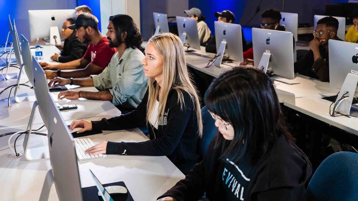 Война за ИИ-кадры дошла до стажёров: им платят как сеньорам