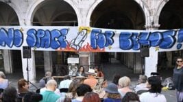 «Для Безоса нет места»: в Италии начались протесты против фаундера Amazon «Для Безоса нет места»: в Италии начались протесты против фаундера Amazon