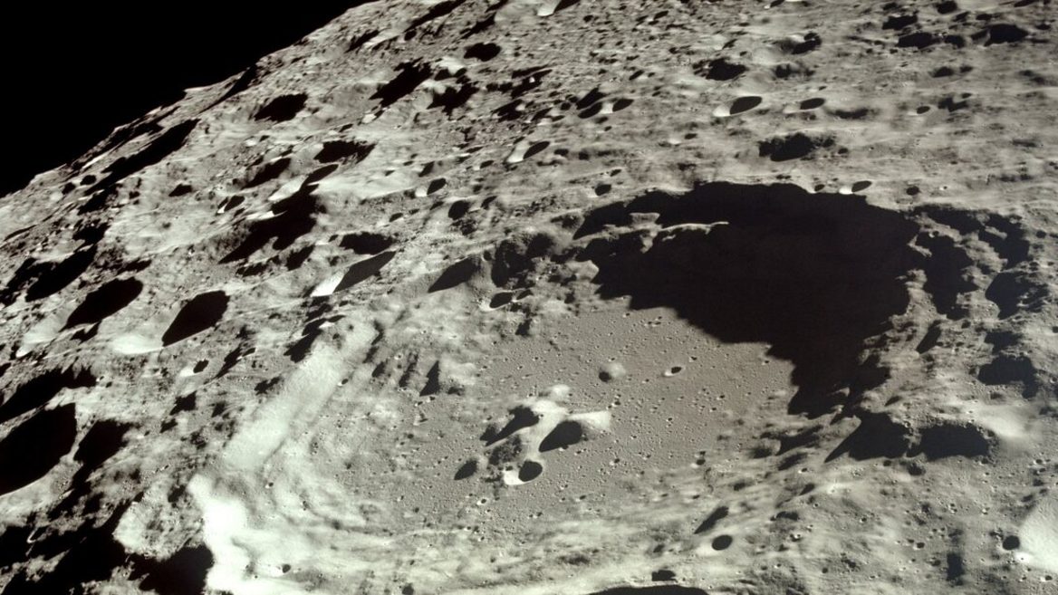 Индийский луноход нашел на Луне серу металлы и кислород