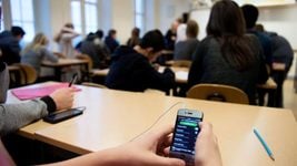 В российских школах запретили пользоваться мобильниками на уроках