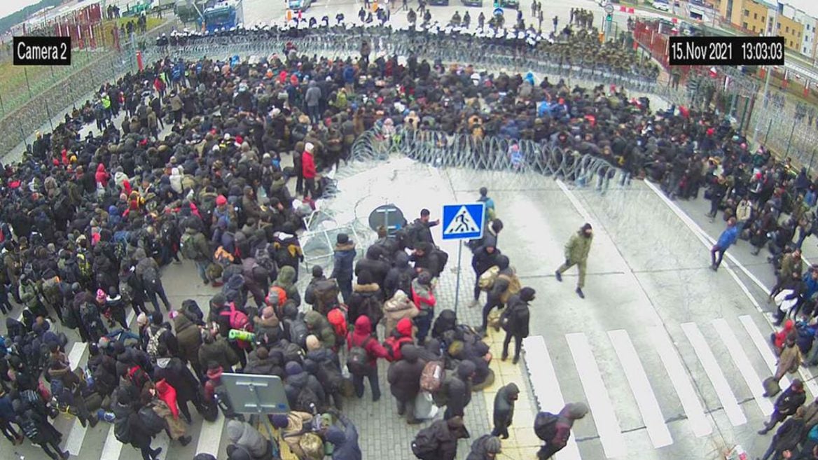 Фотофакт с веб-камер ГПК. Мигранты пытаются  попасть в Польшу (обновлено)