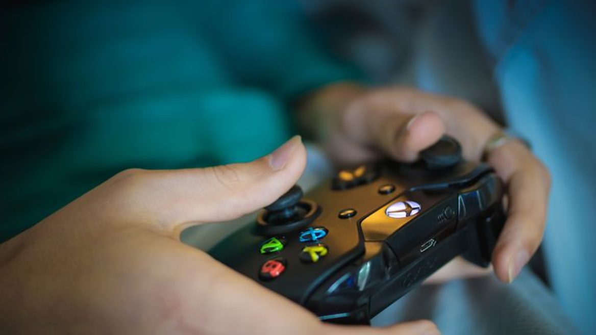 Microsoft выпустила фирменное худи для контроллера Xbox
