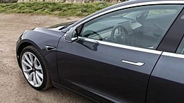 Бюджетный электромобиль от Tesla получил функцию автономной парковки 