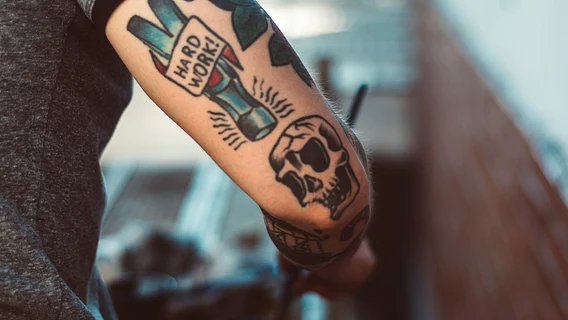 Piercingi, tatuaże, kolorowe włosy — czy wygląd ma znaczenie w branży IT?