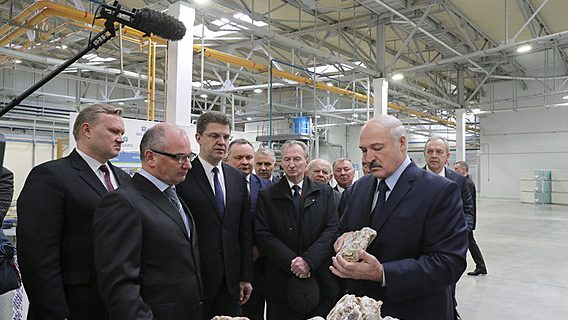 Лукашенко передал частникам, чтобы не «выкидывали на улицу» людей