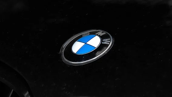 Минус 20% менеджеров: BMW заменяет их на ИИ