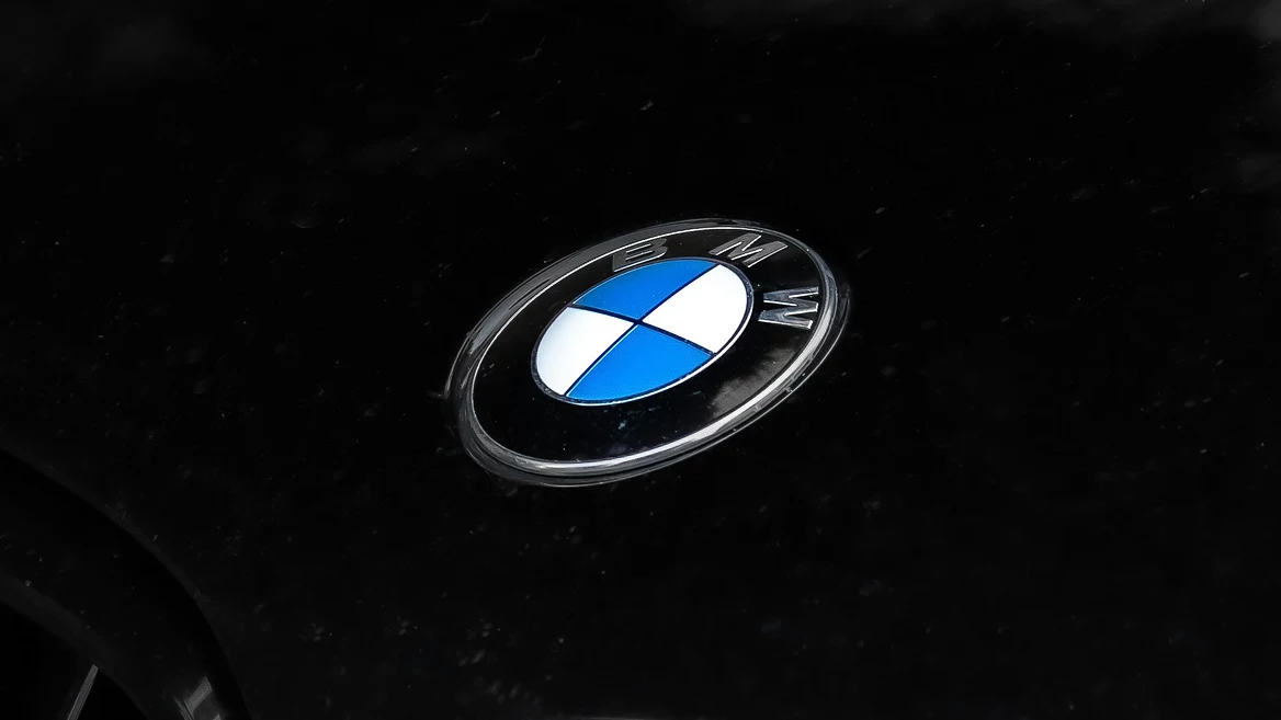 Минус 20% менеджеров: BMW заменяет их на ИИ