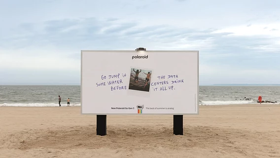 «Искупайтесь, пока дата-центры всё не выпили»: Polaroid потроллил ИИ-индустрию в новой рекламе