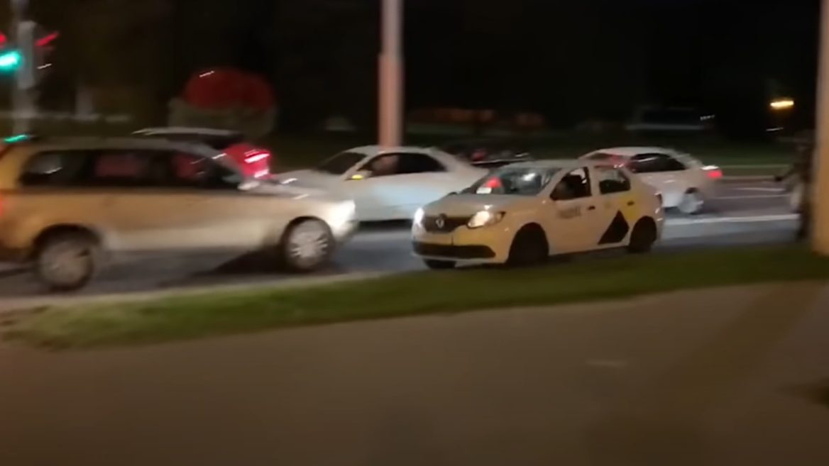 «Яндекс.Такси» готов помочь водителю, который увёз протестующего от ОМОНа