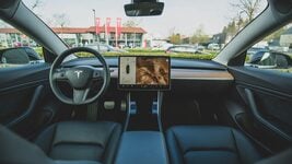 Tesla запустила беспилотное такси (если это можно так назвать) Tesla запустила беспилотное такси (если это можно так назвать)