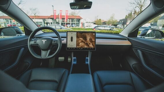 Tesla запустила беспилотное такси (если это можно так назвать)