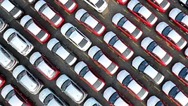 Западные автогиганты сворачивают инвестиции в электромобили, китайские — захватывают рынок