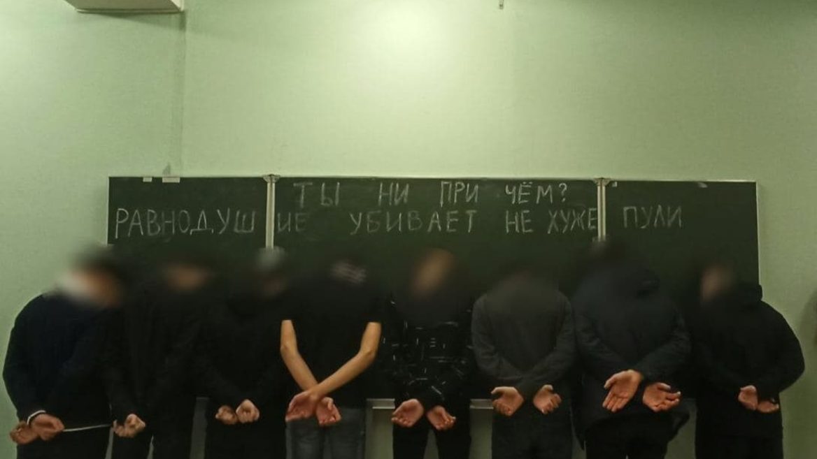 Фотофакт. Студенты БГУИР лицом к стене и с руками за спиной
