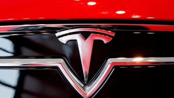 Суперкомбо: Tesla на автопилоте собрала 8 машин в 1 аварии