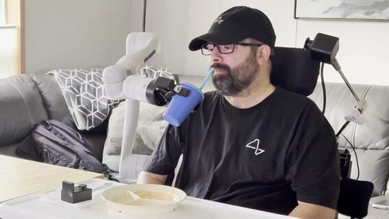 Сам надел шапку и приготовил еду: пациент Neuralink управляет роботом-рукой