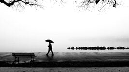 «Спасает, что в крупном офисе не успевают за всеми следить». Как работают с депрессией — 2 рассказа