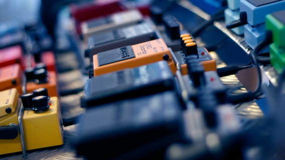 Торвальдс подарил пяти разработчикам Linux гитарные педали, сделанные своими руками