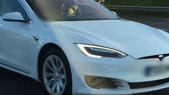 Водитель Tesla включил автопилот и пересел на пассажирское сиденье. Его лишили прав (видео) 