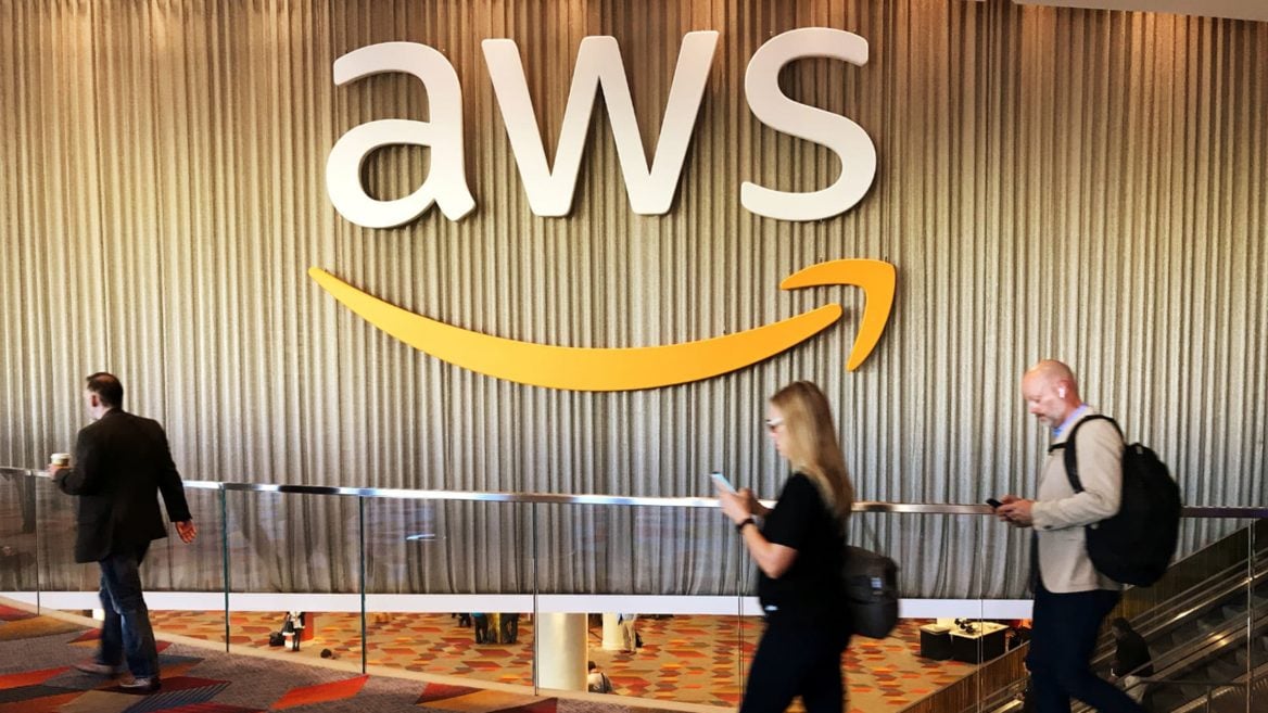 Amazon упала положила кусок интернета и доставку