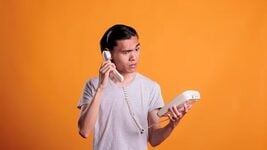 Зумеры стаміліся ад смартфонаў і вешаюць іх на сцяну Зумеры стаміліся ад смартфонаў і вешаюць іх на сцяну