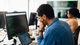 Молодёжь не может найти работу, но виноват не ИИ — мнение эксперта