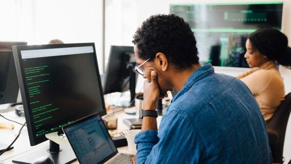 Молодёжь не может найти работу, но виноват не ИИ — мнение эксперта