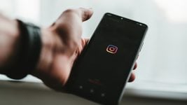 Instagram отказывается от свайпа в Stories