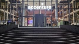 Accenture звальняе супрацоўнікаў, якія не ўпісваюцца ў эпоху ШІ. За квартал штат скараціўся на 12 тысяч