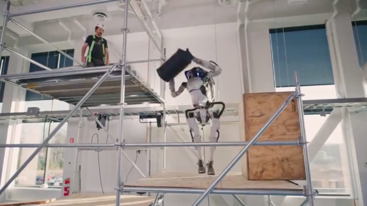 Boston Dynamics показала как робот помогает человеку на стройке