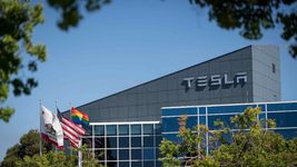 Инвестор Tesla подал в суд: культура компании токсична, руководство игнорирует домогательства