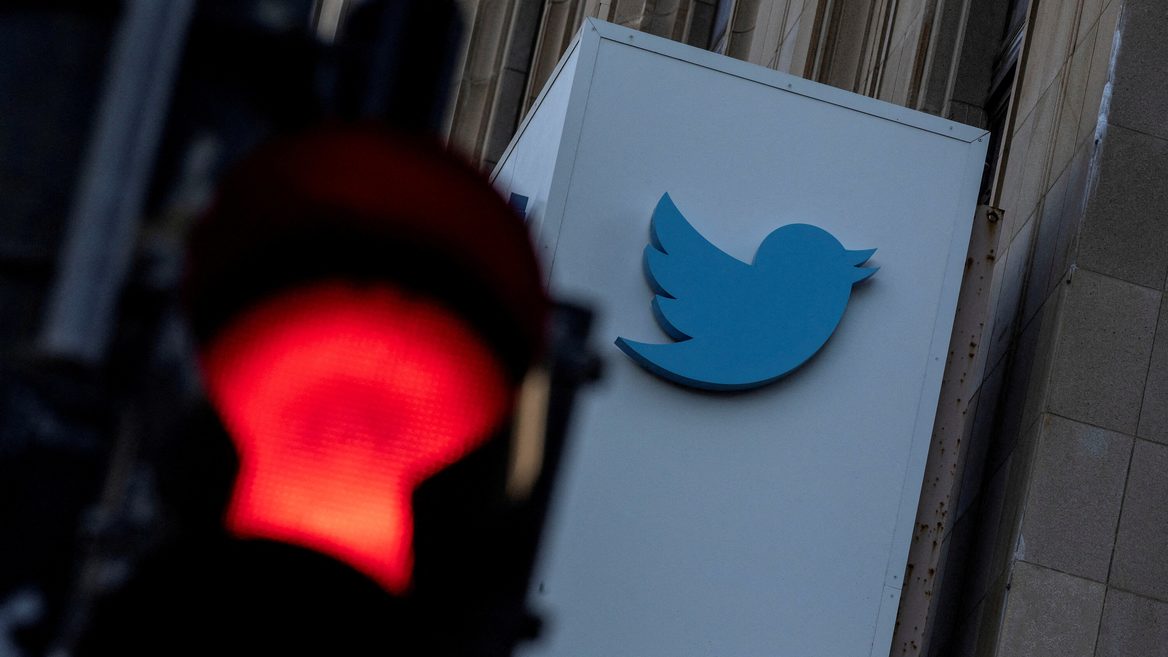 Twitter упал на прошлой неделе из-за сотрудника который случайно снёс данные — а из-за увольнений некому было чинить