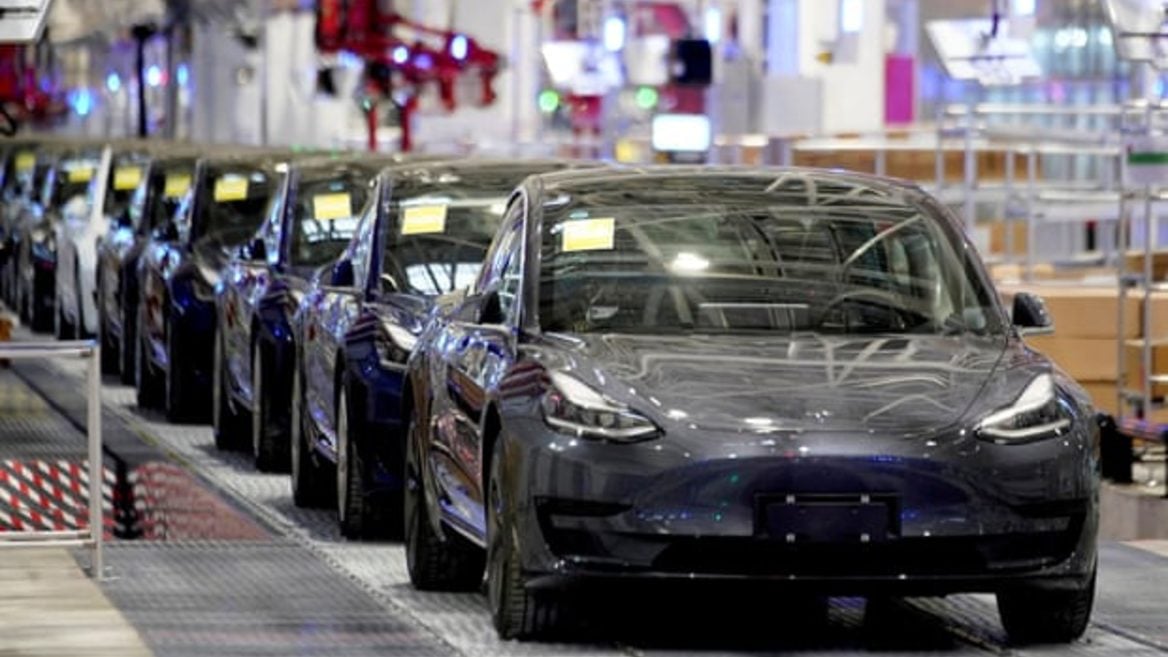 Tesla приостанавливает производство на заводе в Шанхае 