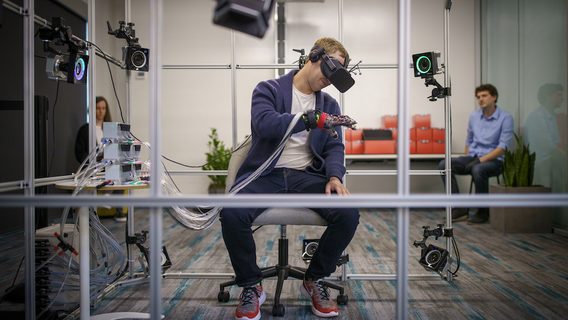 Как две капли: стартап говорит, что Facebook содрала VR-перчатки с его патентов