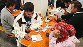 Студент из США помогает беженцам заполнять иммиграционные бумаги с помощью чат-бота 