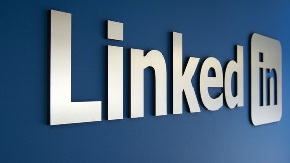 Российские телеканалы начали искать работников на LinkedIn. Он забанен в России