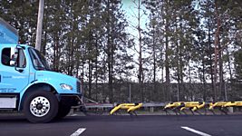 Видеофакт. Упряжка роботов Boston Dynamics «буксирует» фуру 