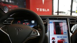 Tesla отзывает 135 тысяч электрокаров