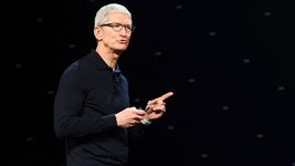 Гендиректору Apple почти в два раза снизят зарплату в этом году