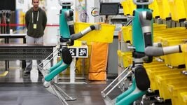 Amazon решила заменить 600 000 сотрудников роботами
