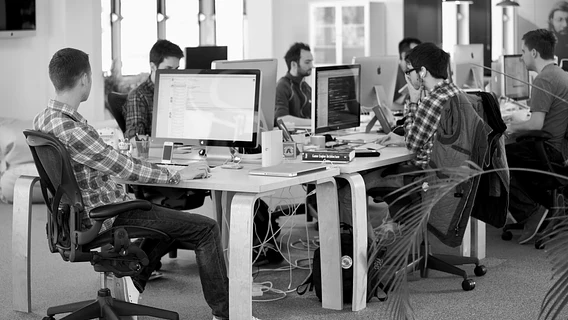 «Работа с ИИ — не одиночная игра, а мультиплеер»: CEO Atlassian о том, почему ИИ-агенты не заменяют людей