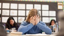 ИИ меняет мышление подростков: они разучиваются думать самостоятельно