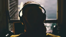 «Отражение в очках менялось». Как вычисляют кандидатов с AI-суфлёром — 3+ способа спалиться