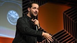 Фаундер Reddit хочет, чтобы его 7-летняя дочь пользовалась ИИ каждый день. Айтишные СЕО с ним не согласны Фаундер Reddit хочет, чтобы его 7-летняя дочь пользовалась ИИ каждый день. Айтишные СЕО с ним не согласны