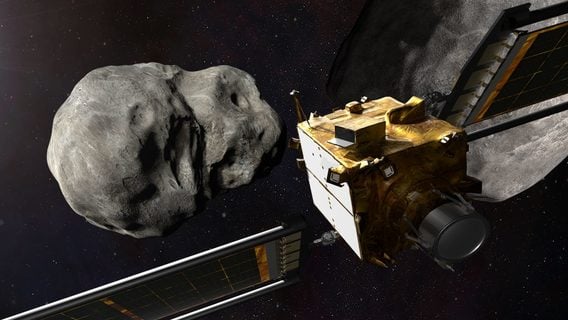 Получены первые снимки столкновения зонда-камикадзе DART с астероидом