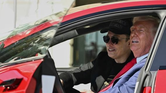 Акции Tesla рекордно обвалились после ссоры Трампа с Маском