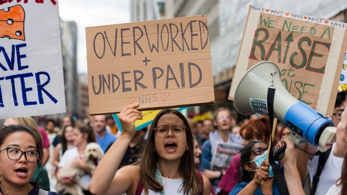 Среднемировая зарплата упала впервые за 21 век