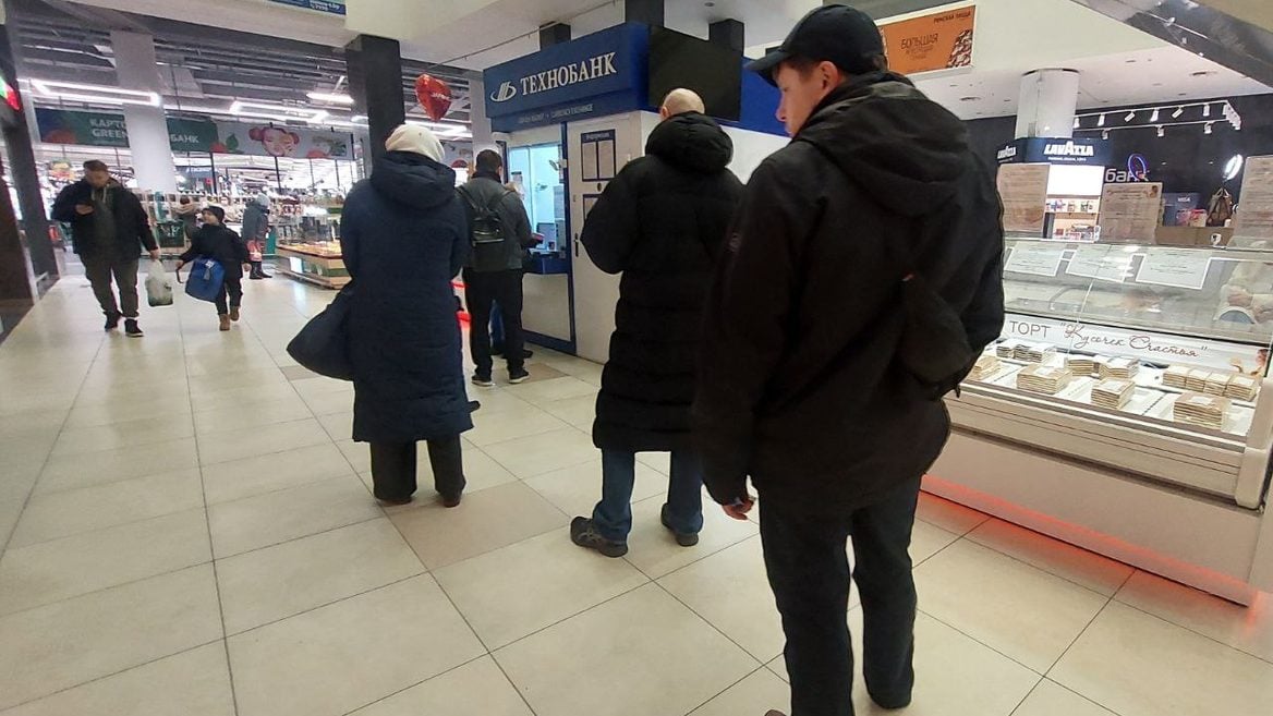 Минчане в очередях к специалистам банка. Что происходило с валютой 28 февраля