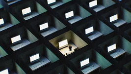 Техгиганты всё чаще списывают увольнения на ИИ. Что происходит на самом деле