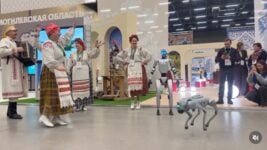 «Мои сны при температуре 40»: робот-гуманоид БелАЗ отплясал в BELEXPO