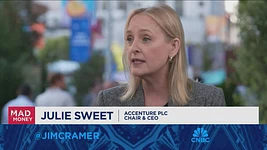 Глава Accenture просит инвесторов подождать, пока бизнес адаптируется к ИИ. Котировки между тем рухнули вдвое